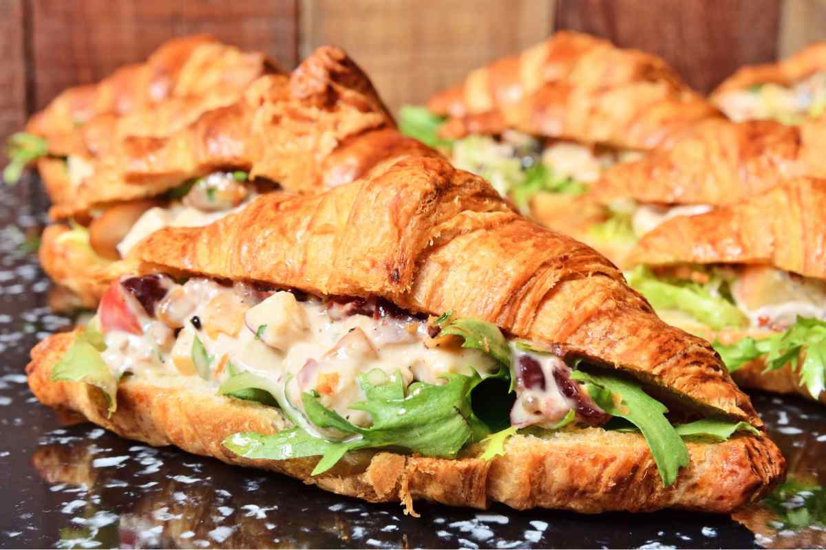 tagliere con cornetti salati farciti