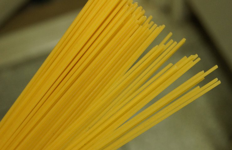 Degli spaghetti crudi in primo piano