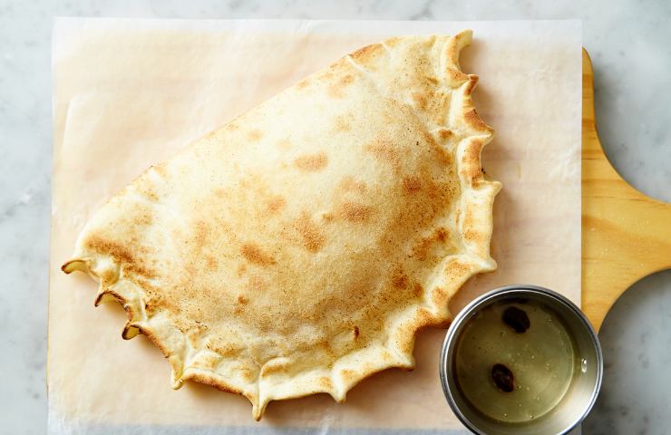 Un calzone appena pronto per essere fritto o cotto