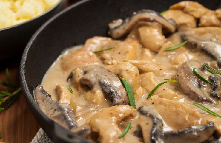 Pollo e funghi in padella