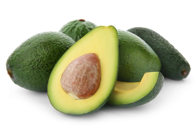 Degli avocado su sfondo bianco