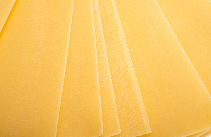 Delle sfoglie di pasta all'uovo
