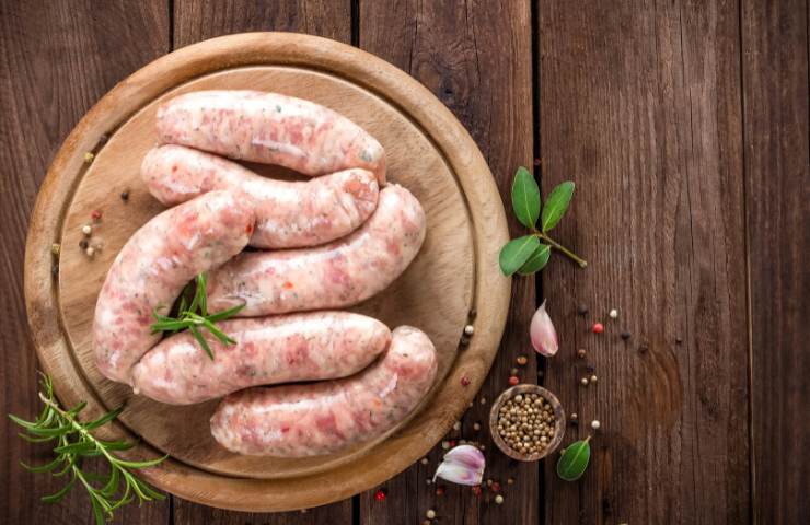 Delle salsicce in un piatto