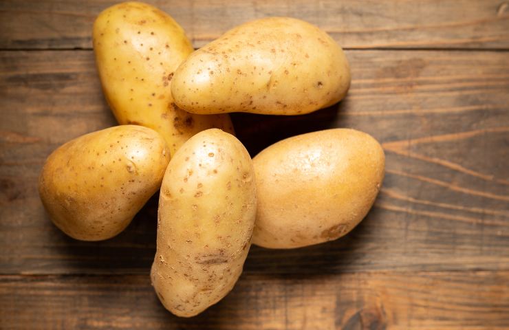Delle patate su un tavolo