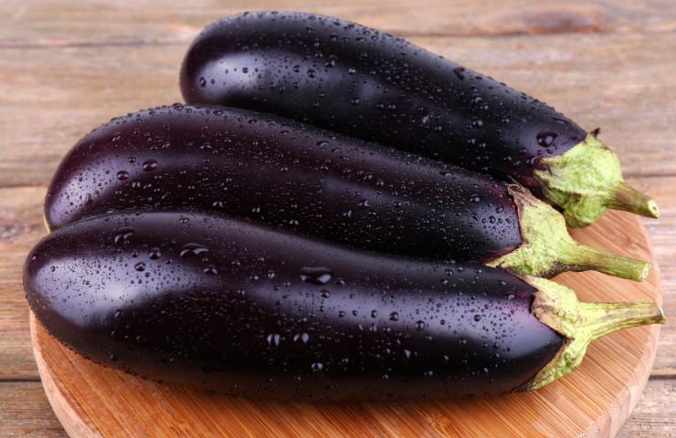 Delle melanzane su un tagliere