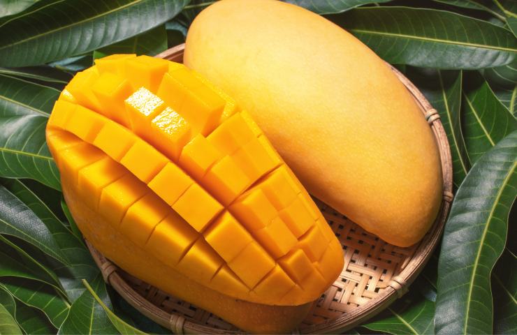 Un mango intero ed uno tagliato