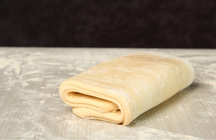 Della pasta sfoglia su un piano