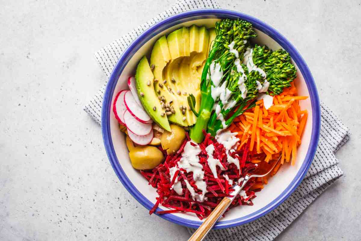 La insalata arcobaleno disposta in una insalatiera
