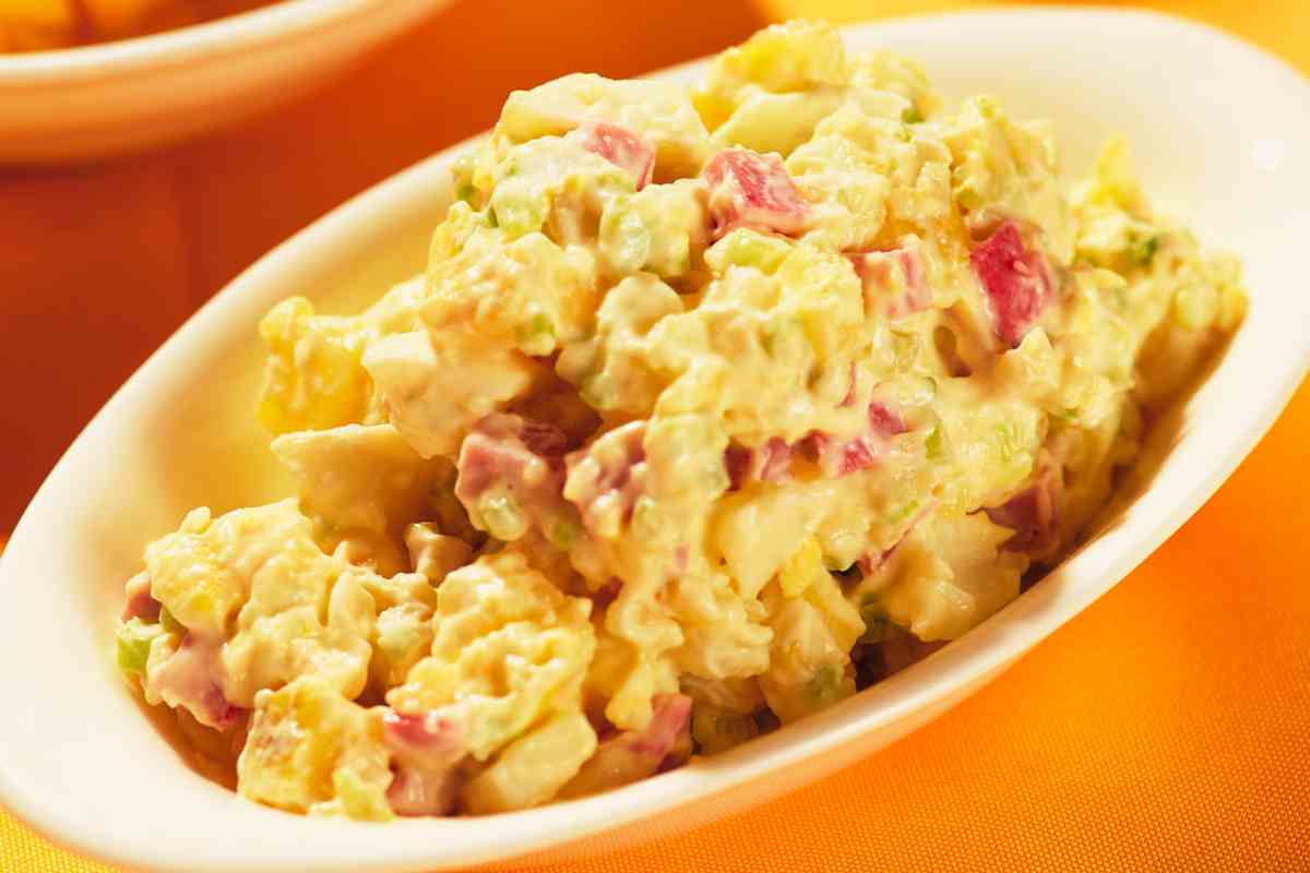 piatto ovale con insalata di patate alla svedese