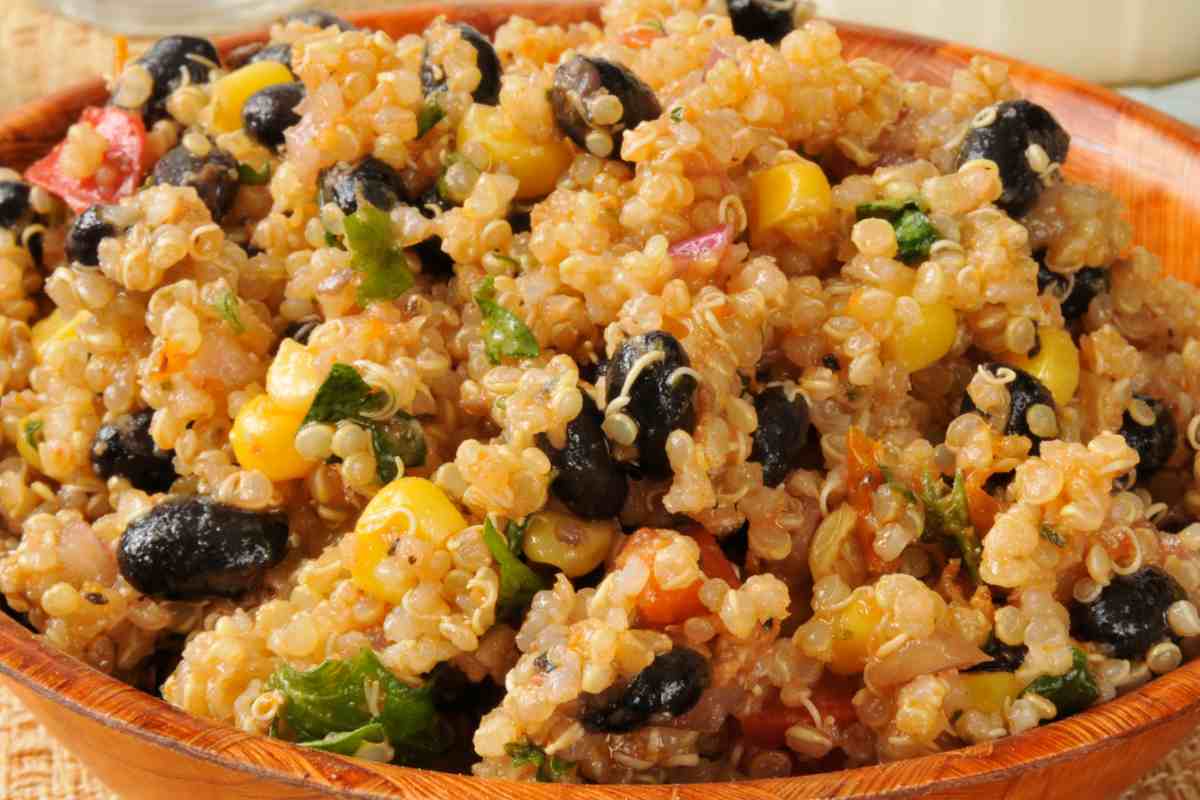 Insalata di quinoa con verdure e fagioli neri vista da vicino