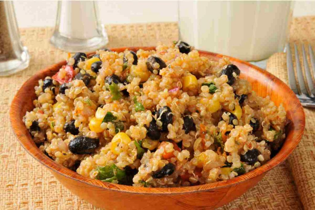 Insalata di quinoa con verdure e fagioli neri in una ciotola