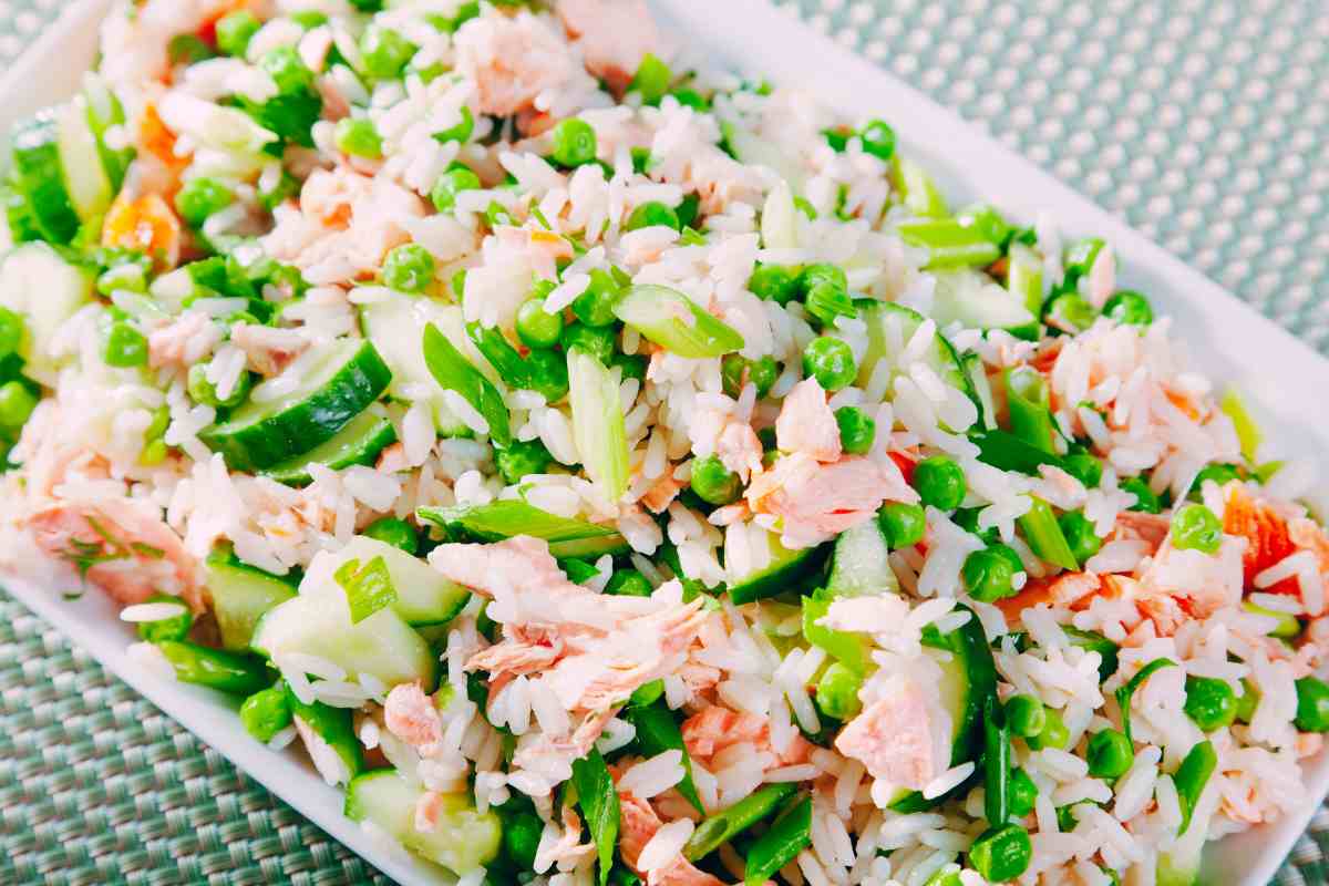 Insalata di riso al salmone in un vassoio