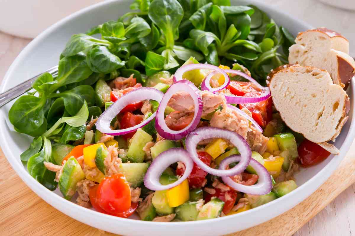 Rivoluziona il concetto di insalata estiva gustando questa bontà, la prepari in 5 minuti