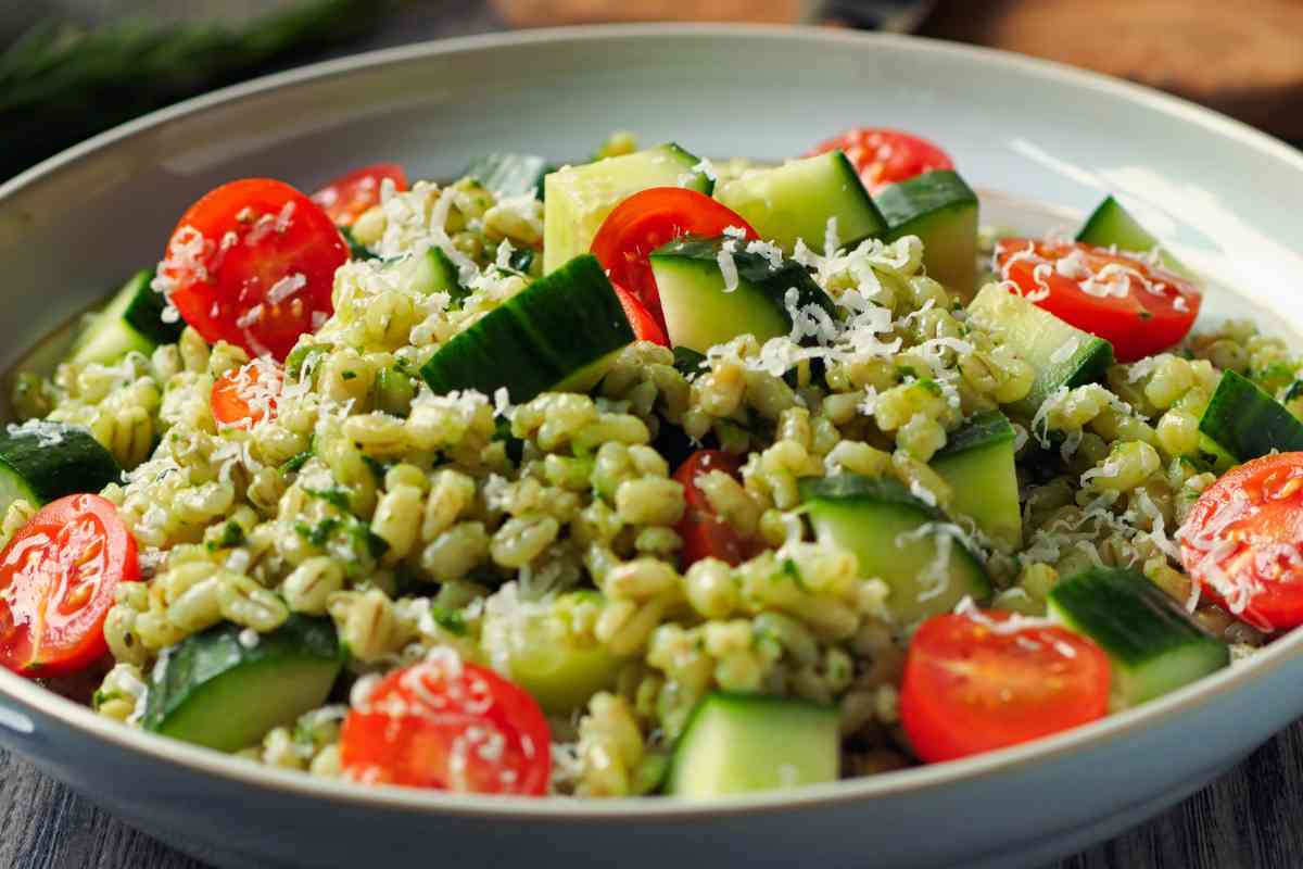 Insalata fredda di orzo in un piatto