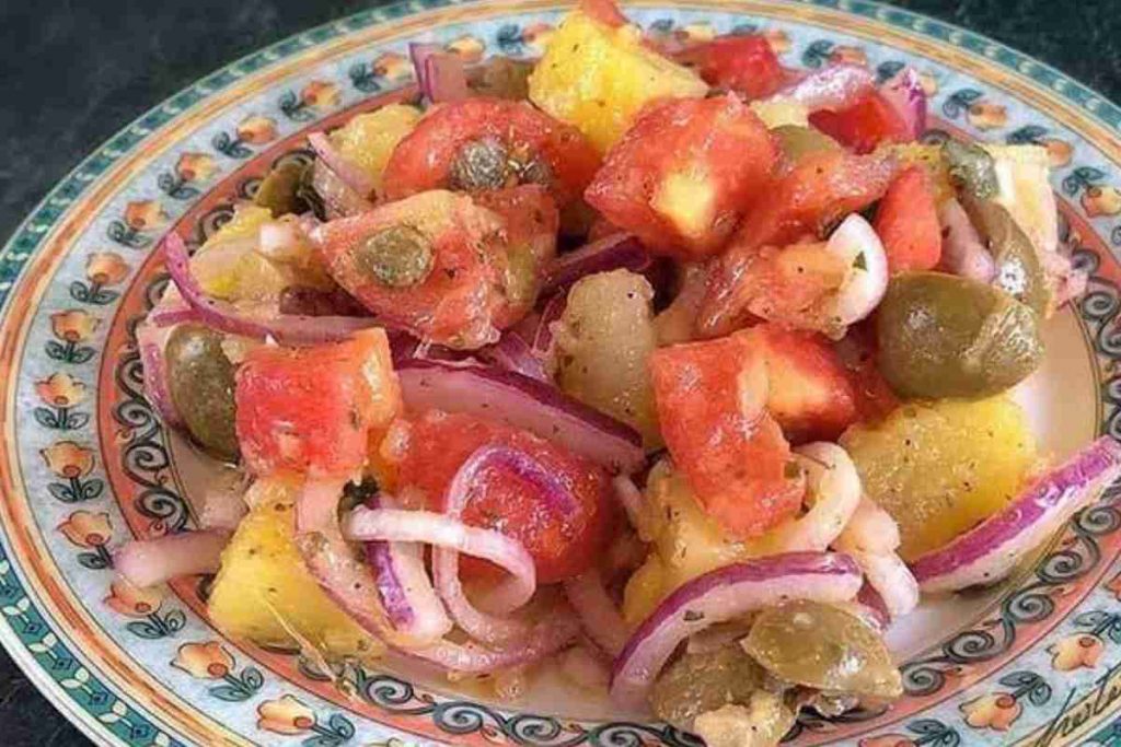 Insalata pantesca in un piatto
