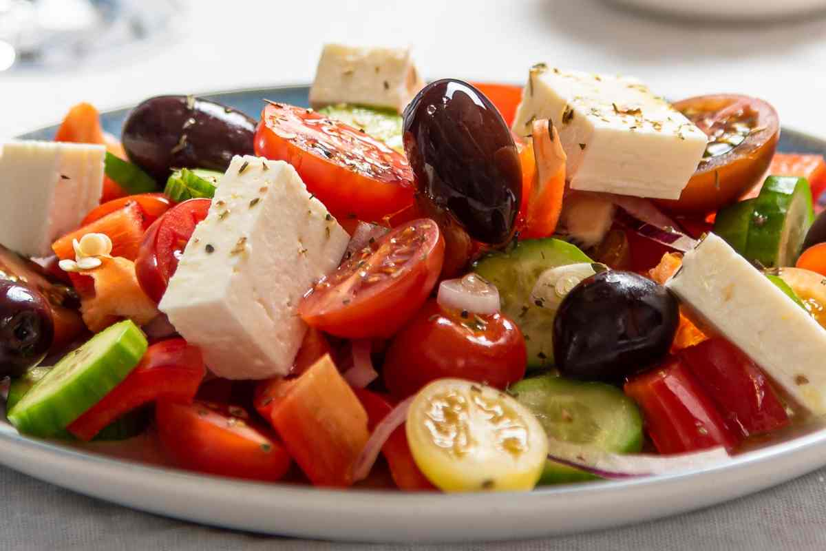 Insalata pomodori e feta in un piatto