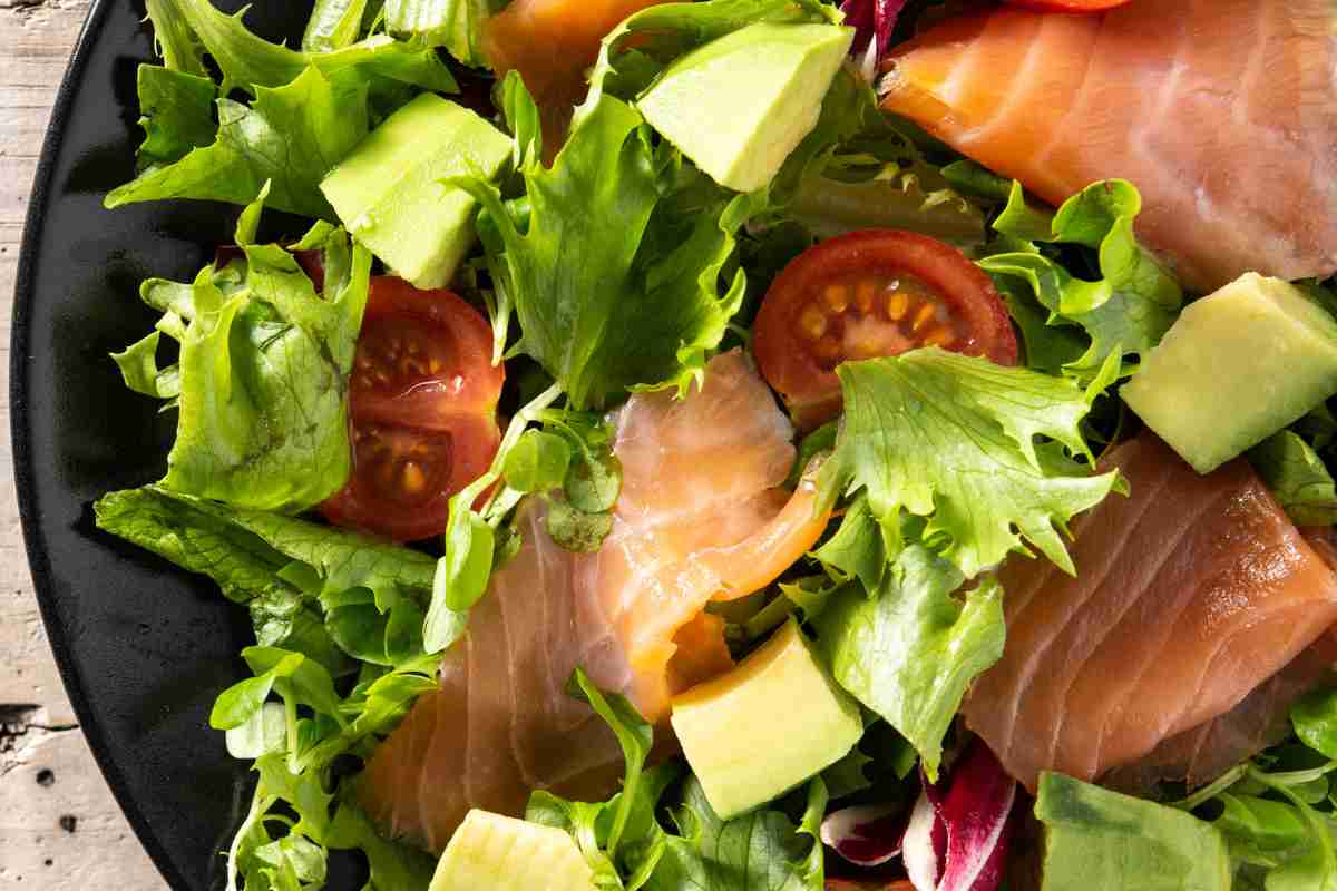 piatto di Insalata salmone e avocado vista dall'alto