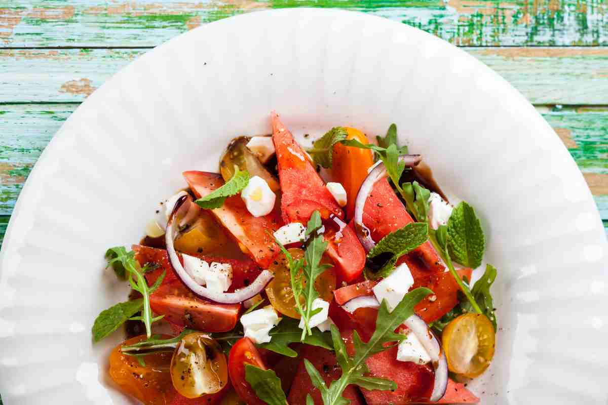 Un piatto di insalata twist estiva