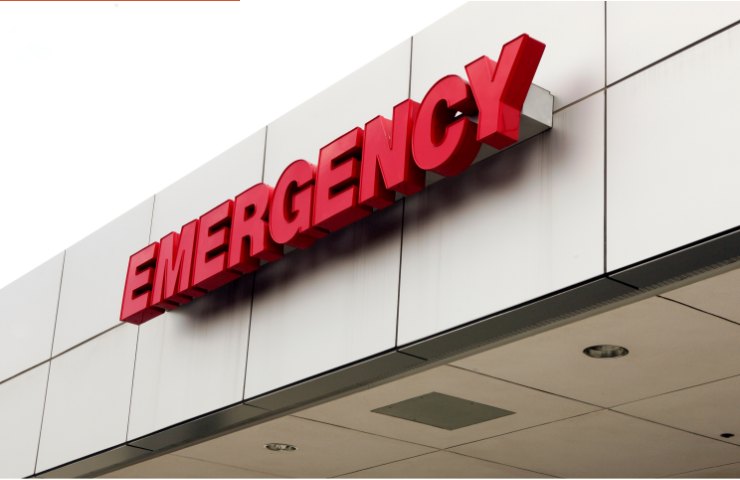 Una scritta Emergenza al pronto soccorso
