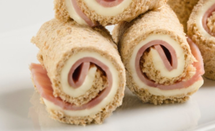 Involtini di pane prosciutto e formaggio in primo piano