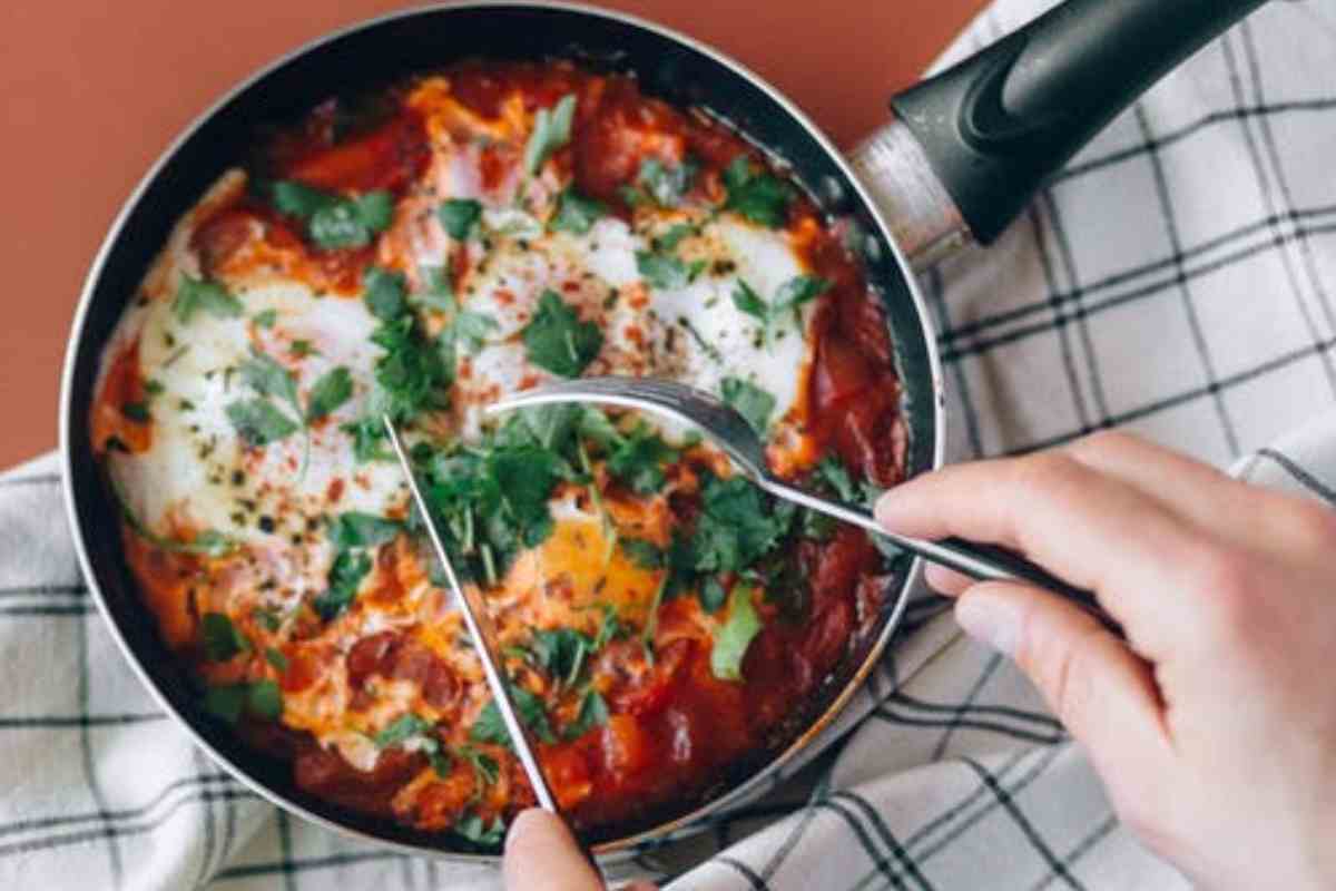 Una lasagna in padella appena pronta
