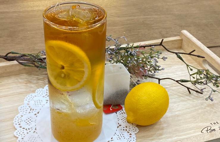 Un tè al limone freddo