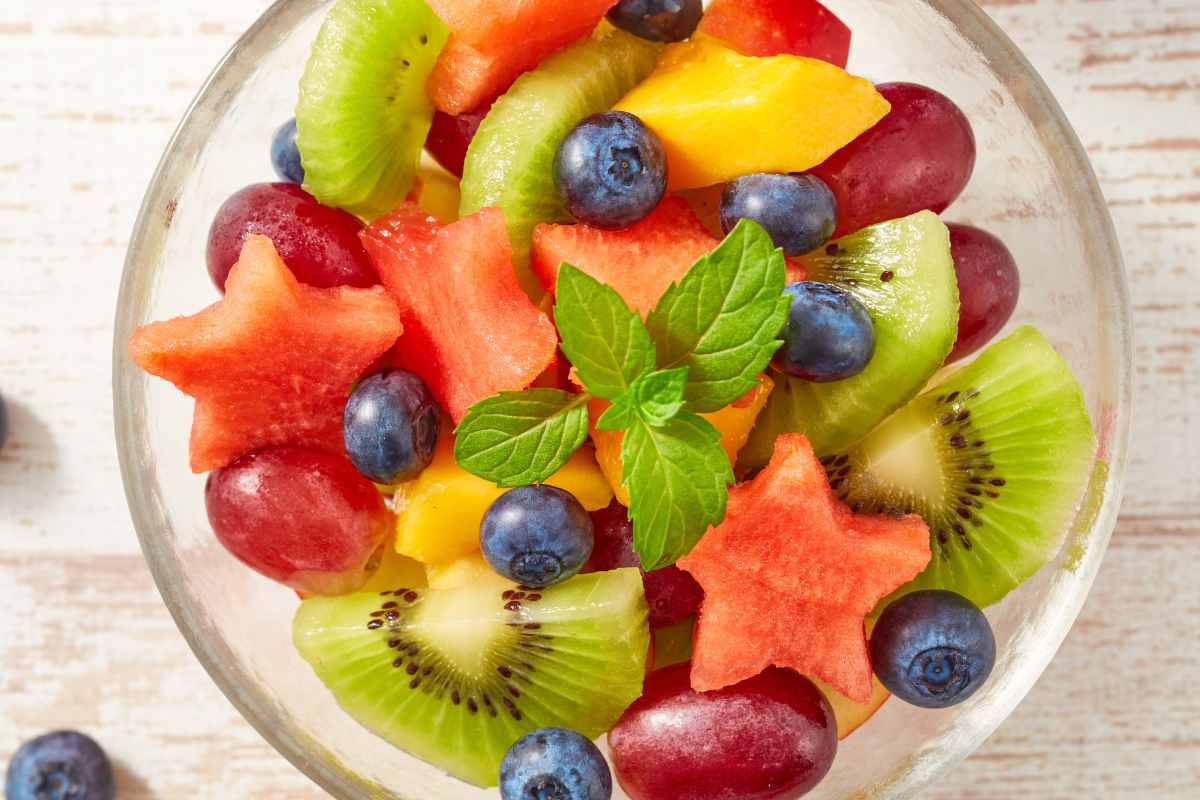 Macedonia di frutta estiva in una coppa vista dall'alto