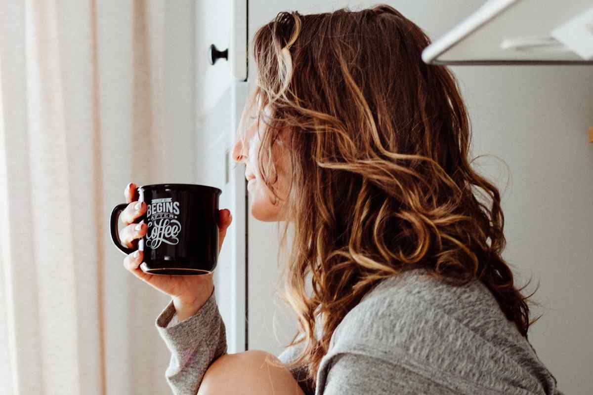 Una donna che beve caffè