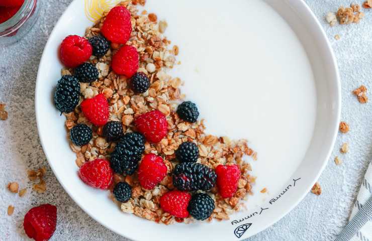 Uno yogurt bianco con frutti di bosco e cereali