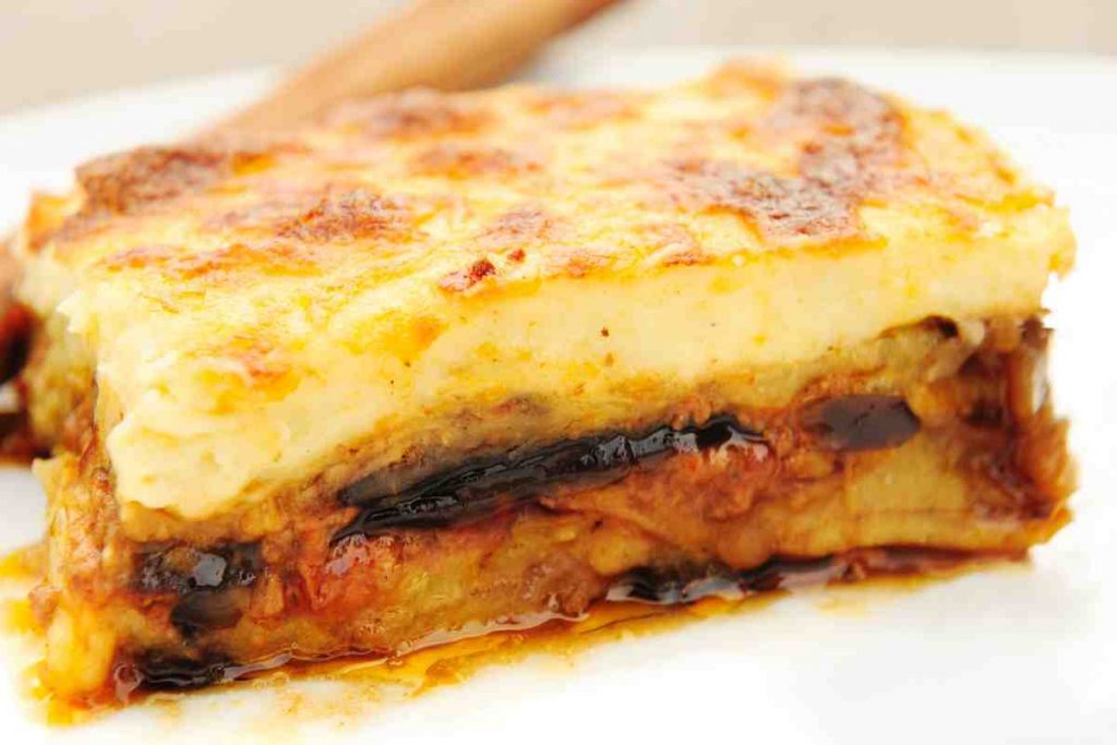 fetta di moussakà nel piatto vista da vicino