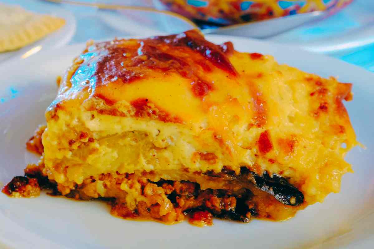 trancio di moussakà greca nel piatto
