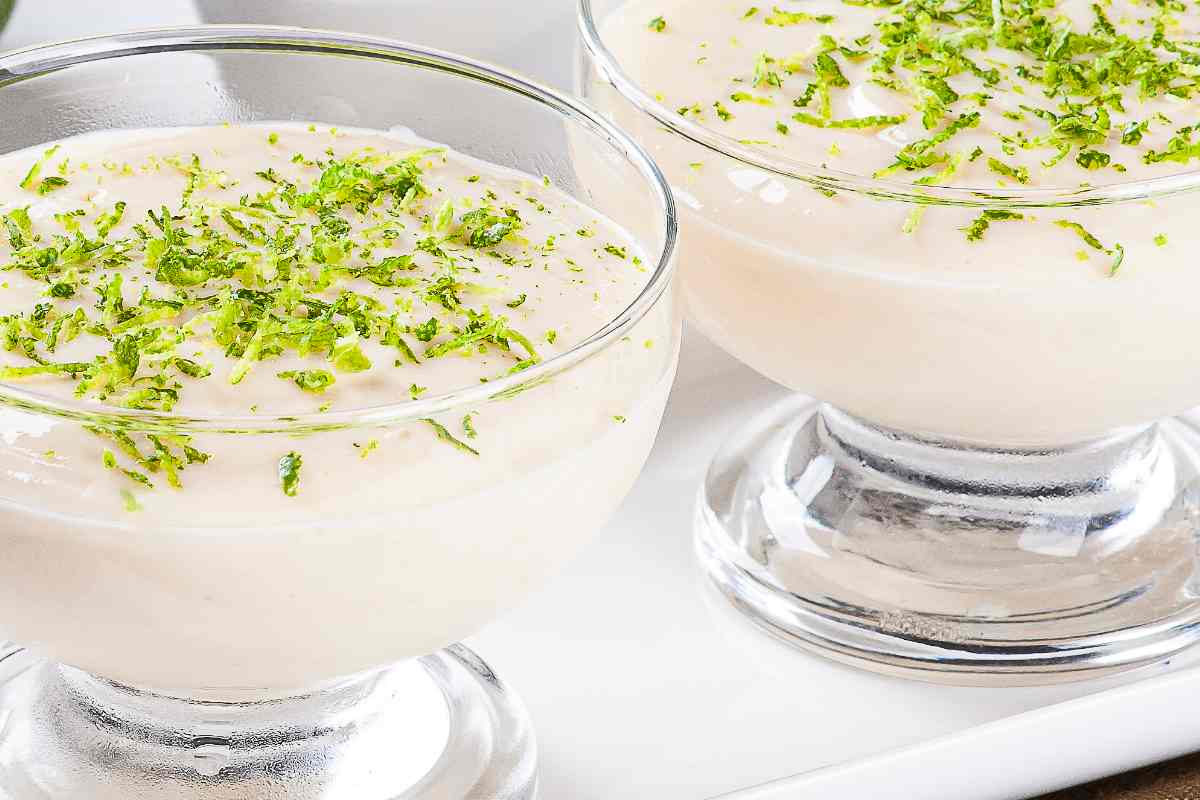 2 coppe di vetro con mousse al cioccolato bianco e lime