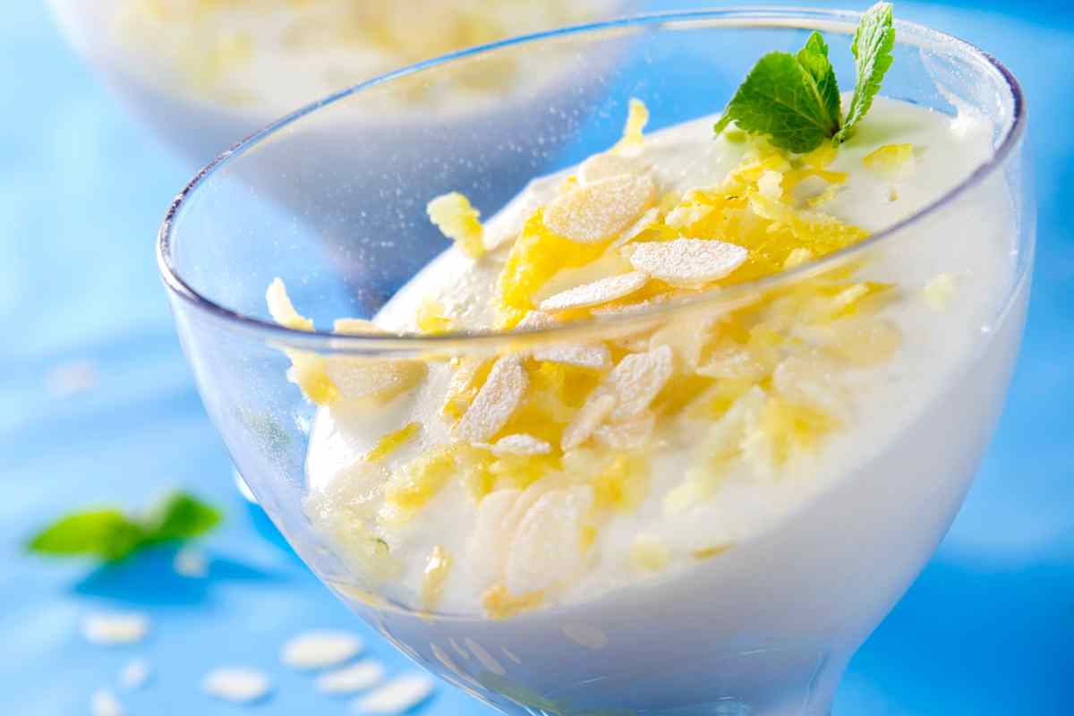 Mousse al limone in una coppa
