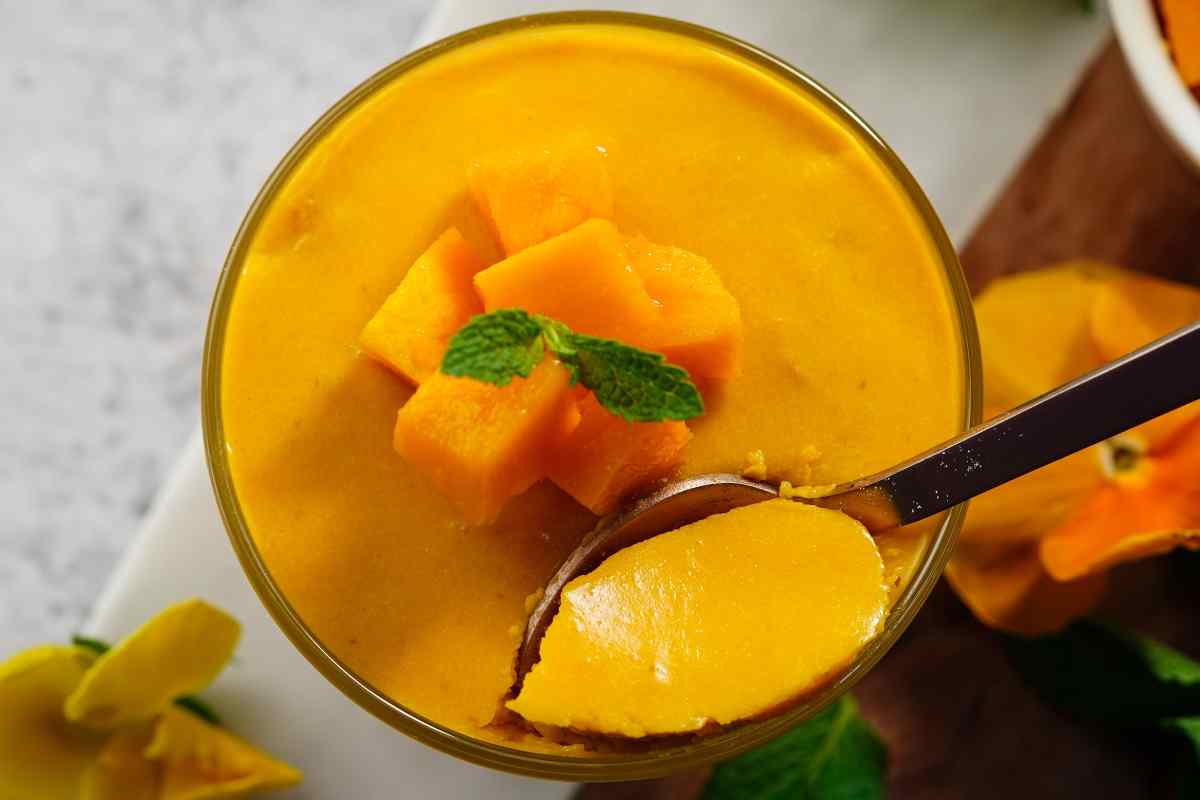 coppa di mousse al mango vista dall'alto
