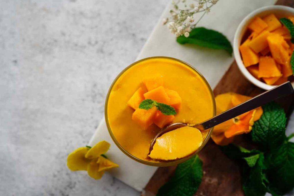 Mousse al mango in coppa vista dall'alto