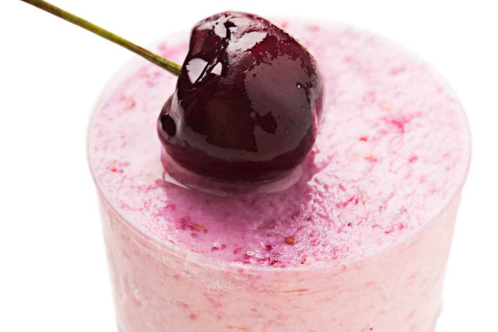 coppa con mousse alle ciliegie
