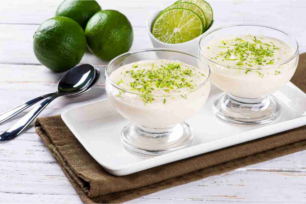 vassoio con 2 coppe di mousse cioccolato bianco e lime 