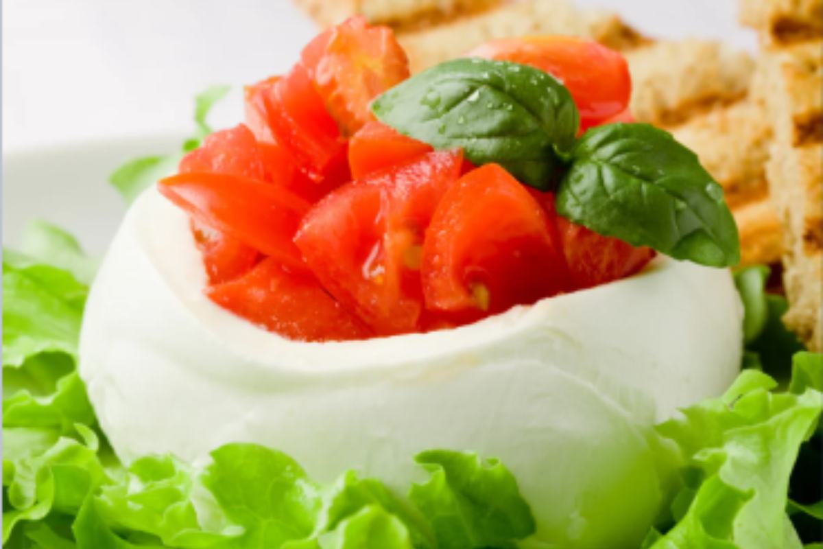 Mozzarella ripiena di pomodorini su letto di insalata