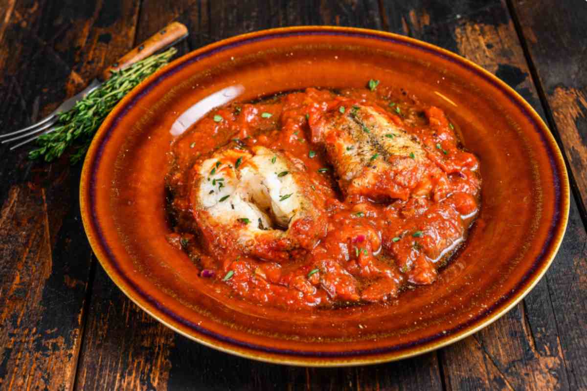 Nasello al sugo in un piatto