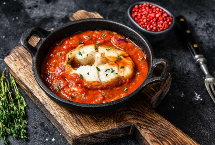 Nasello al sugo in un tegame
