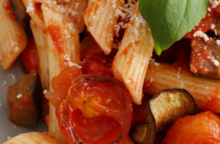 Penne con pomodorini e melanzane