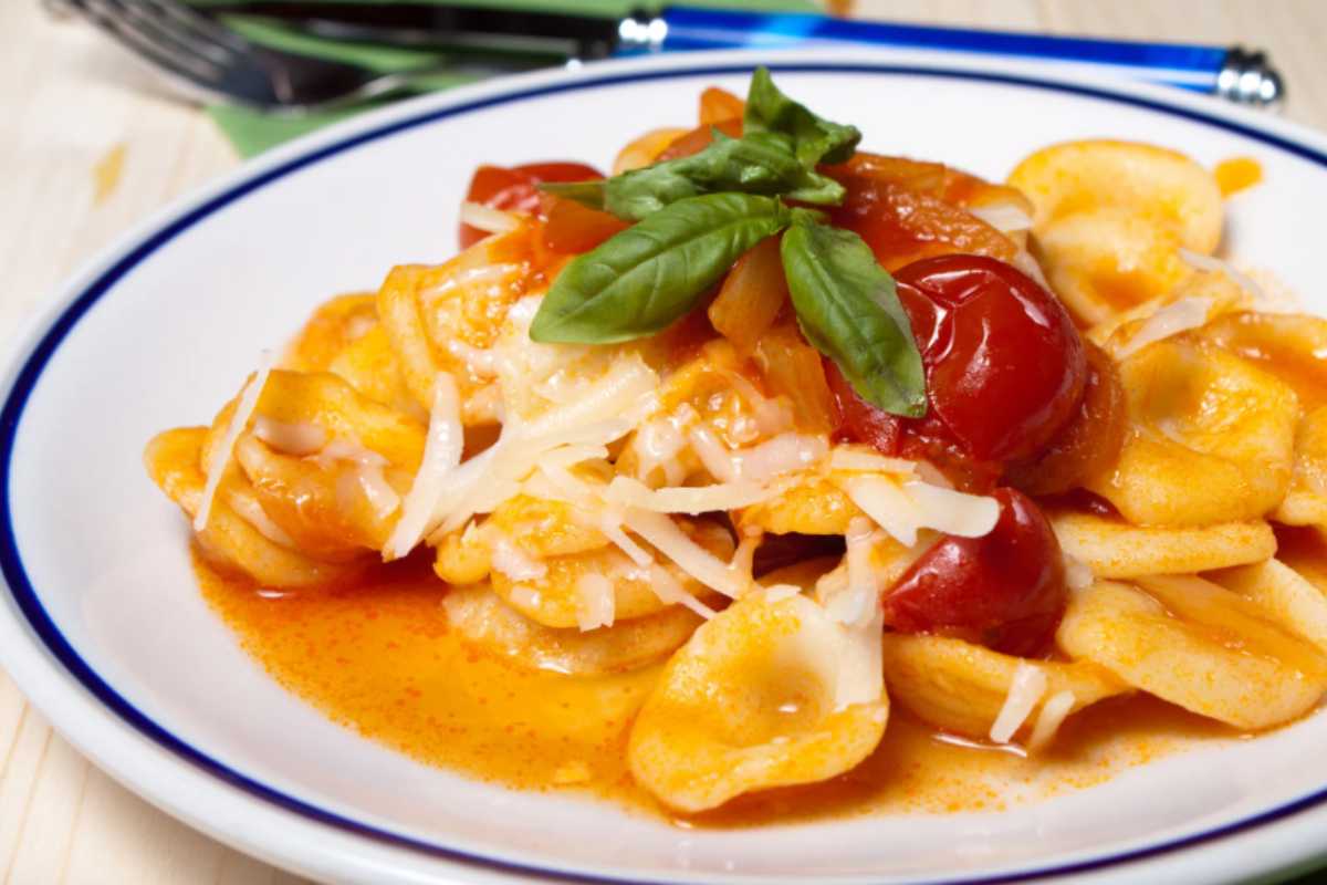 Orecchiette con pomodorini parmigiano e basilico