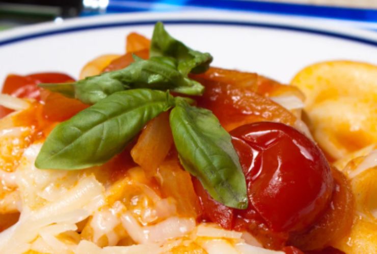 Orecchiette con pomodorini e basilico in primo piano 
