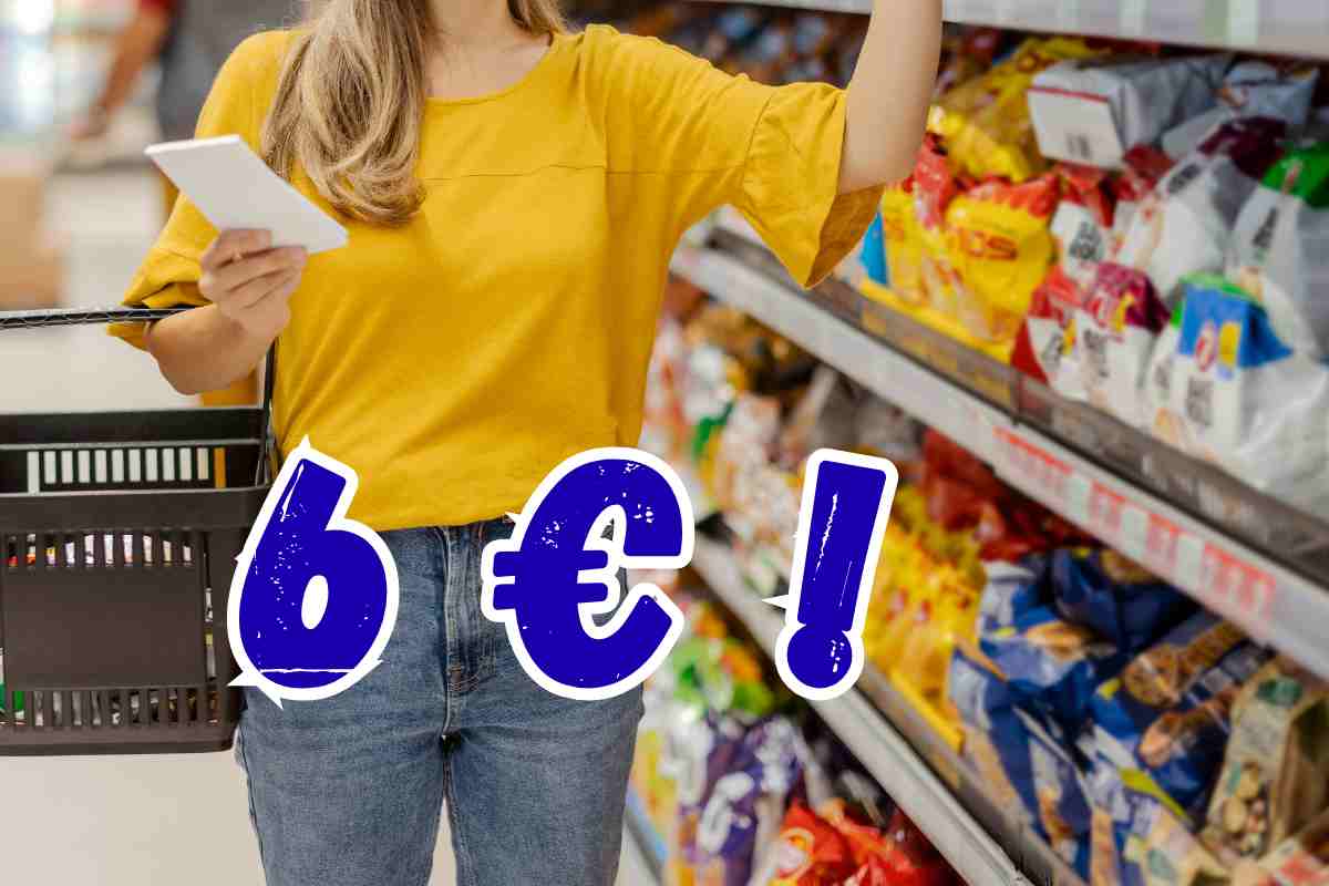 Una donna che compra biscotti al supermercato