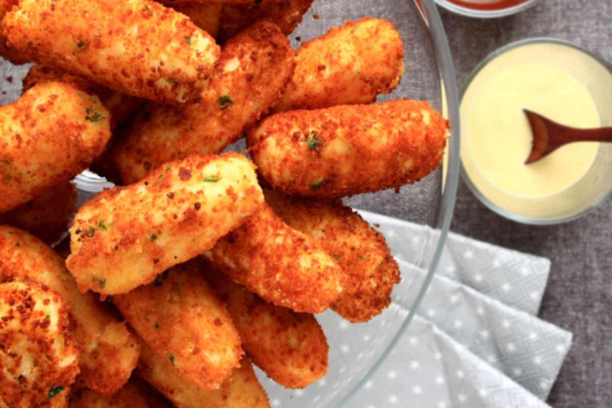 Crocchè di patate con maionese accanto