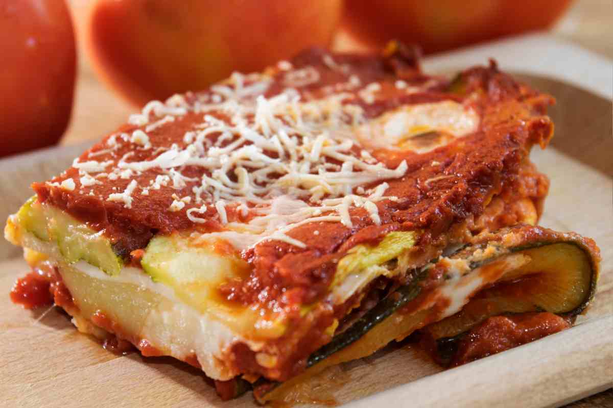 fetta di parmigiana di zucchine in un piatto