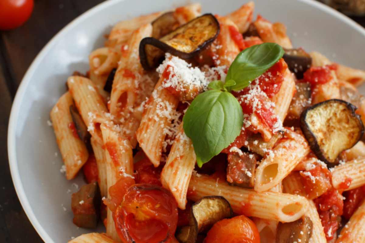 Pasta alla Norma con basilico