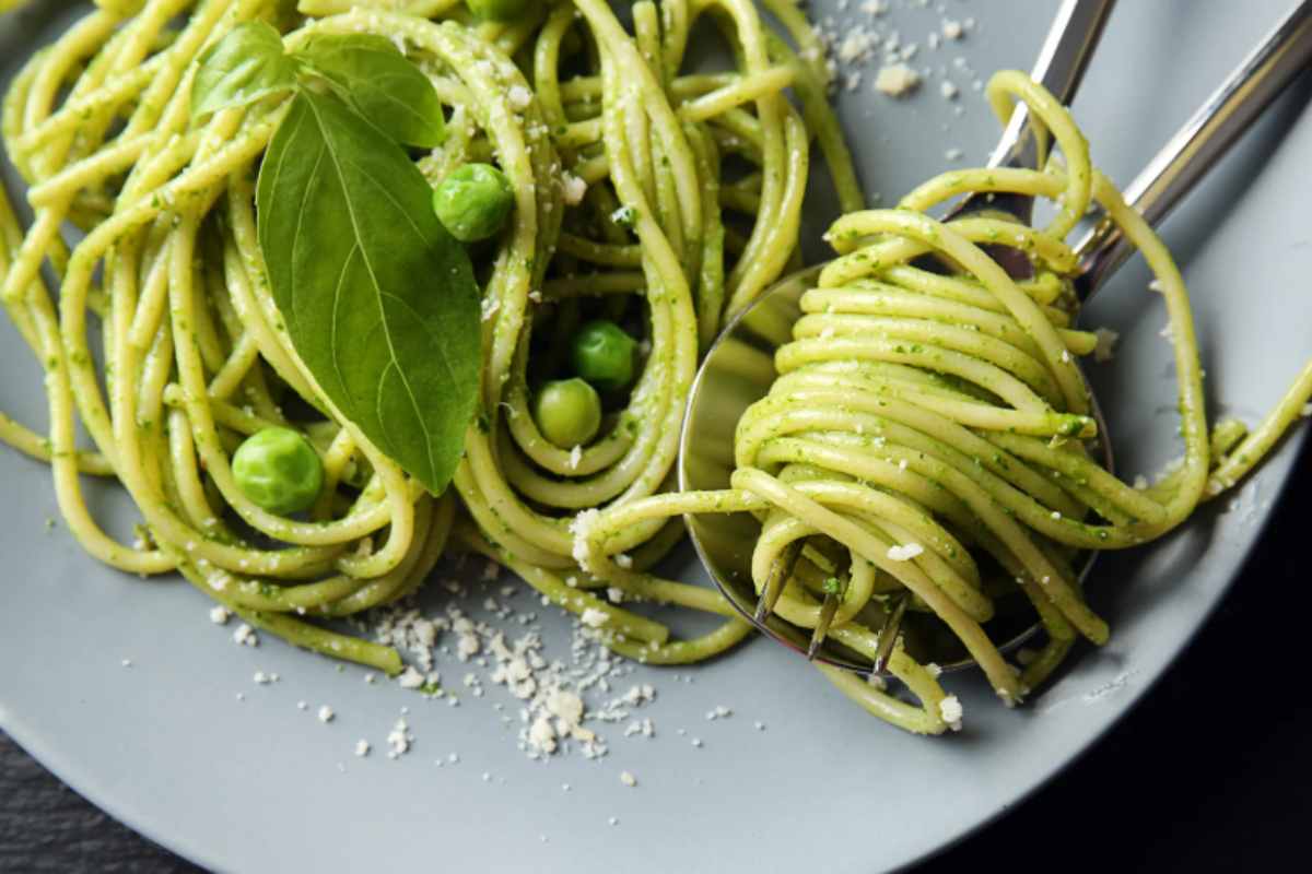 Spaghetti con pesto di piselli