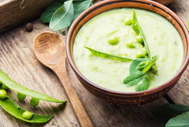 Crema di piselli in una ciotola