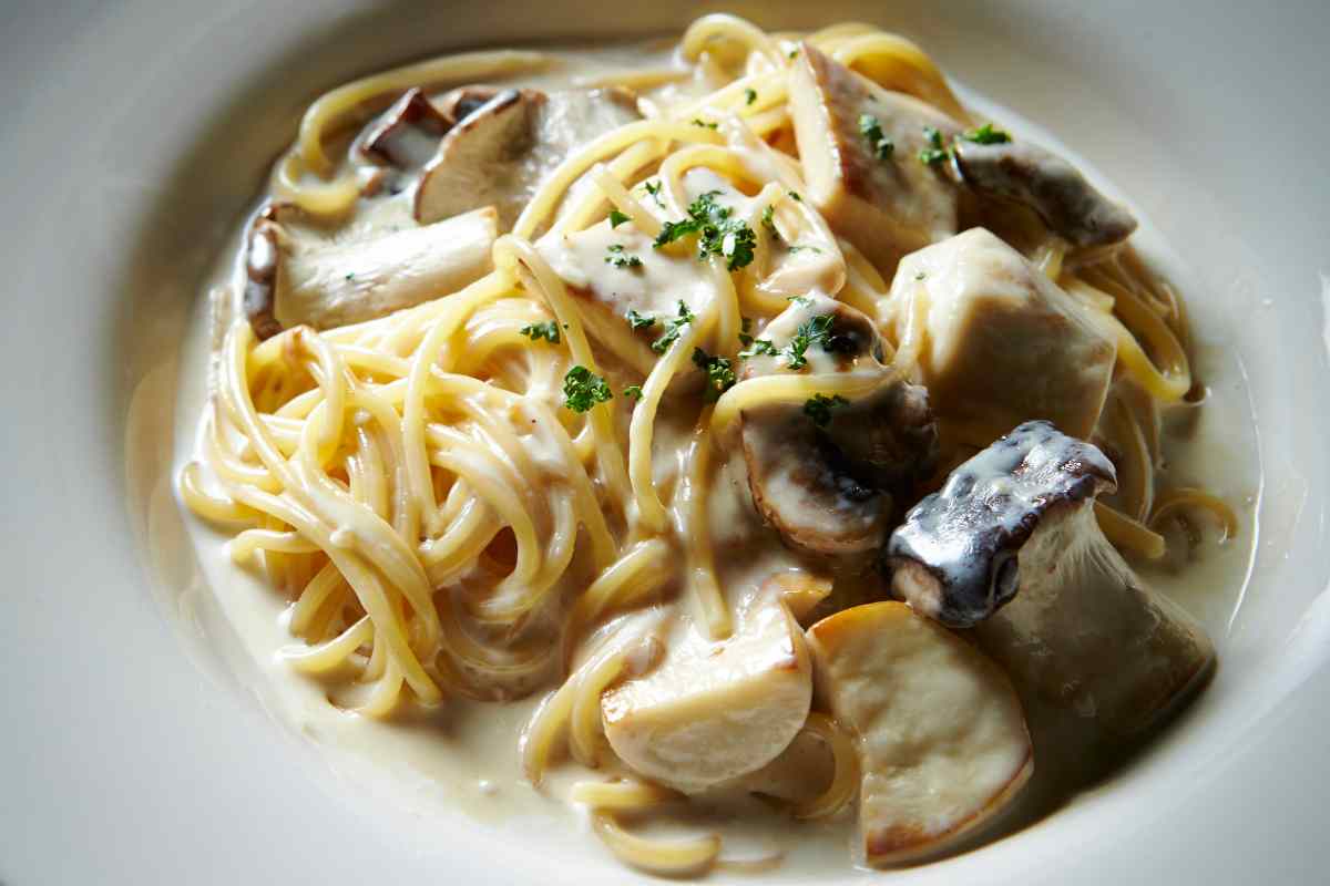 Un piatto di pasta ala crema di funghi